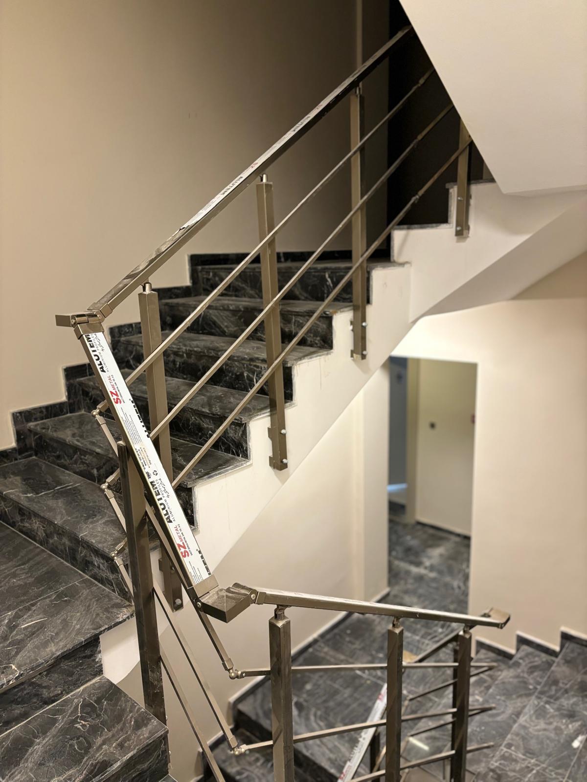 Köşeli Profil Alüminyum Merdiven Korkuluğu (Proje 1)