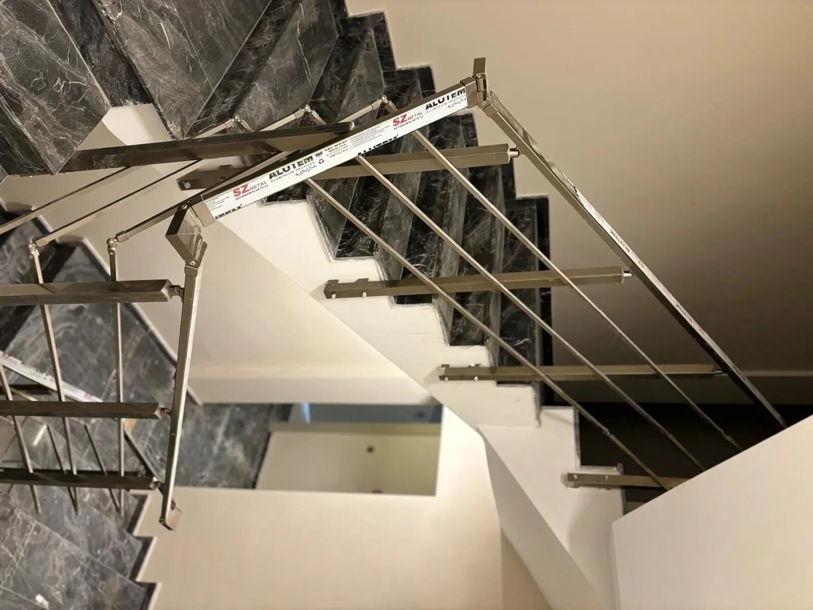 Köşeli Profil Alüminyum Merdiven Korkuluğu (Proje 1)