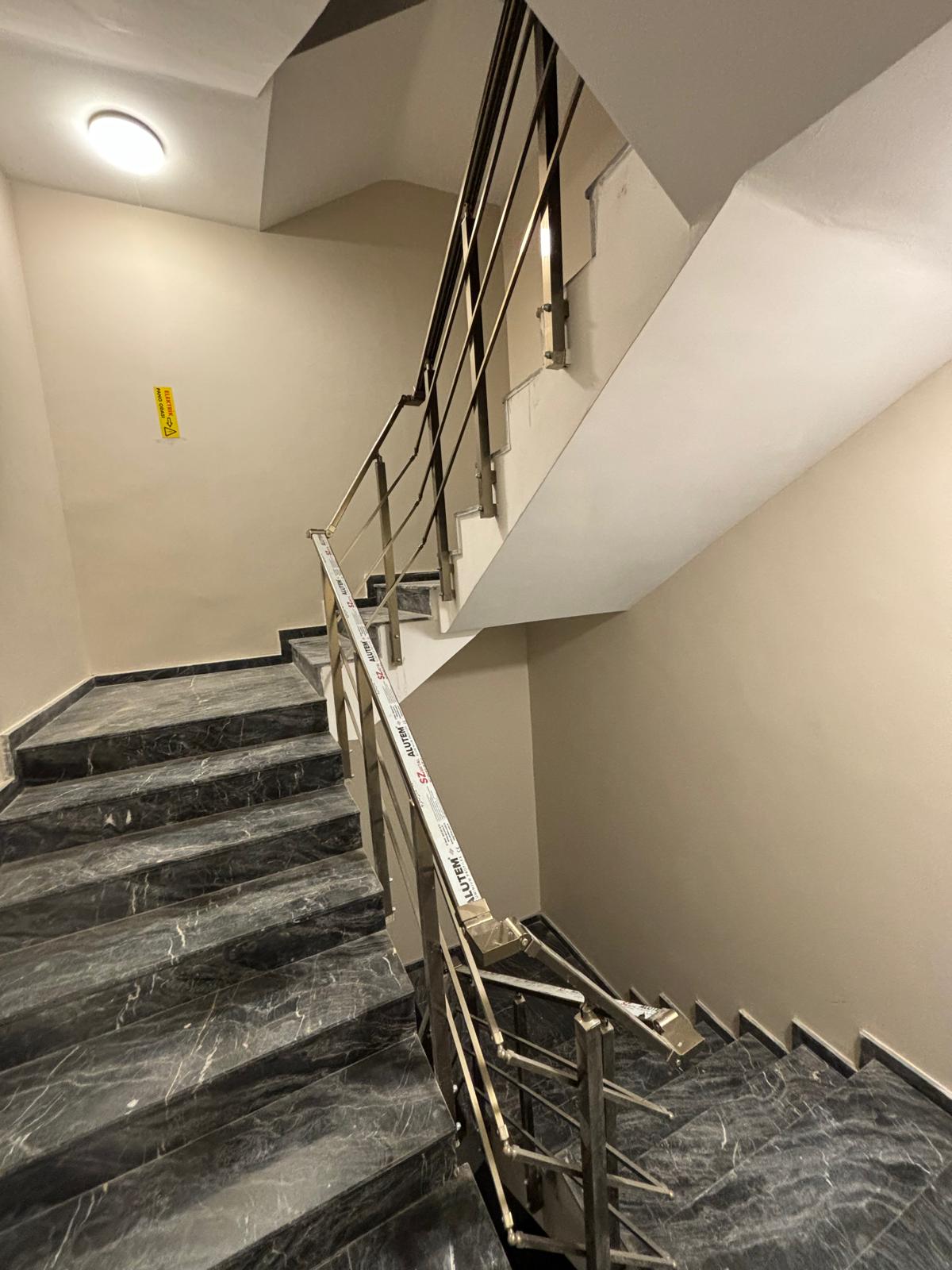 Köşeli Profil Alüminyum Merdiven Korkuluğu (Proje 1)