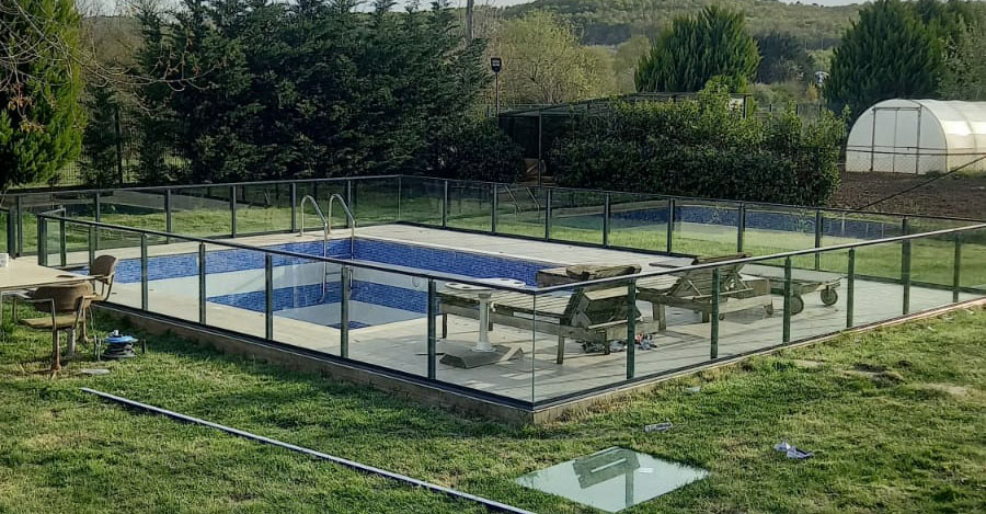 Açık Havuz Kenarı Cam Korkuluk