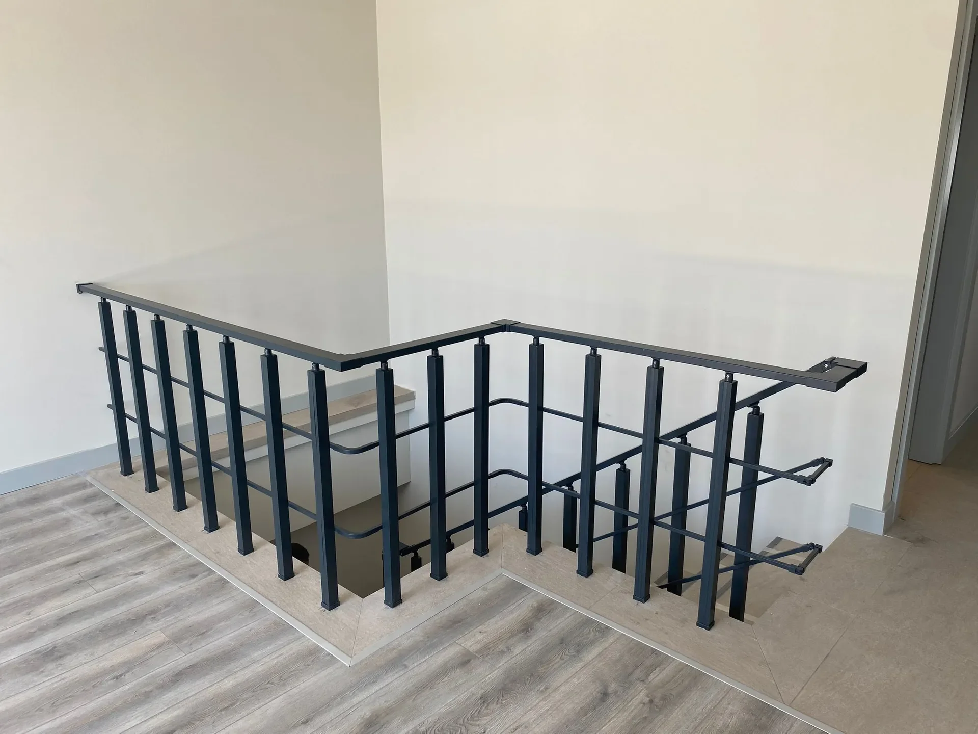 Siyah Kutu Profil Merdiven Korkuluk Uygulaması