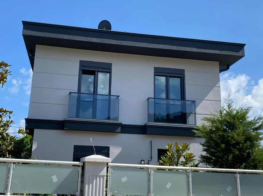 Siyah Cam Fransız Balkon Uygulaması