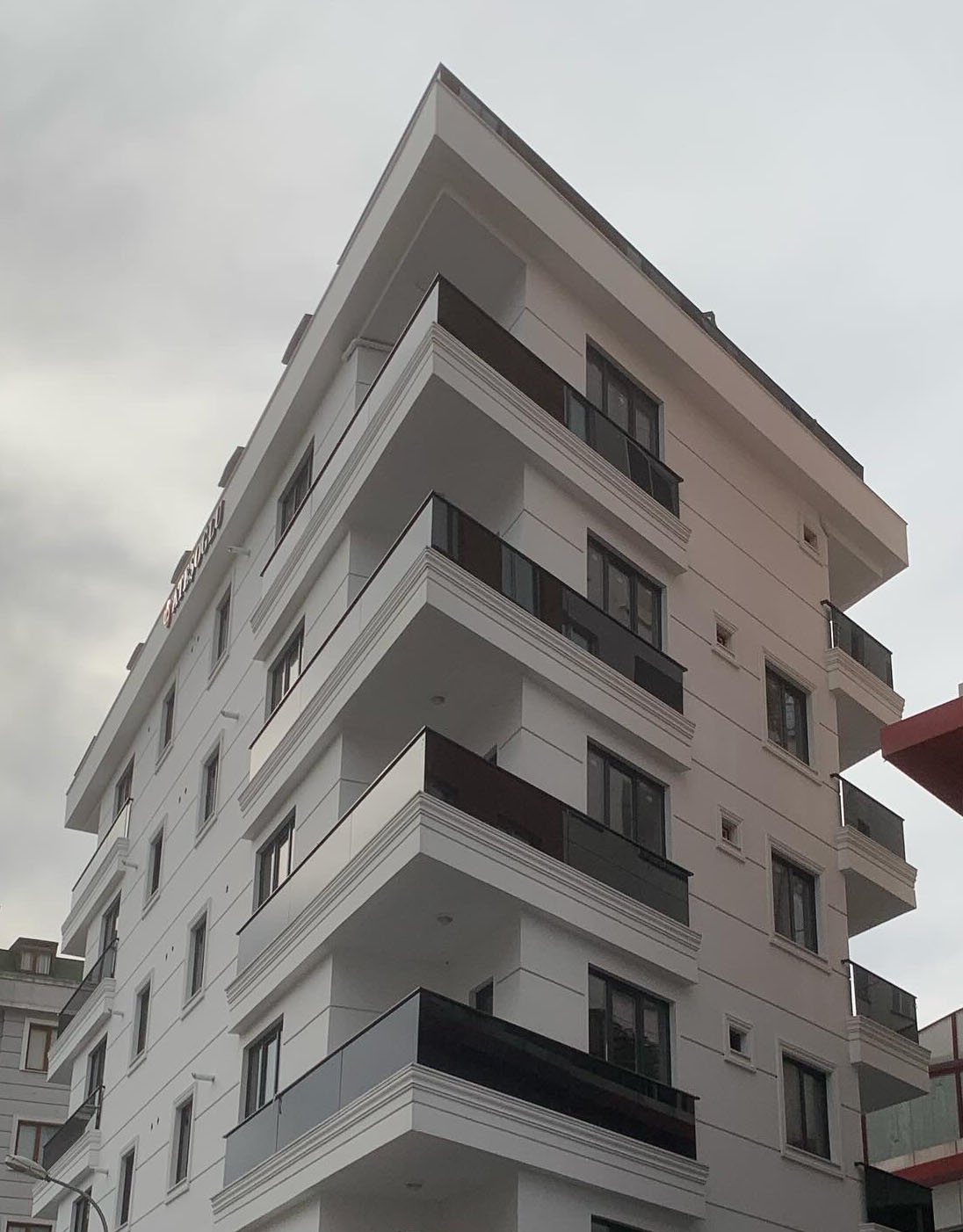 Siyah Cam Balkon Uygulaması (Açılı)