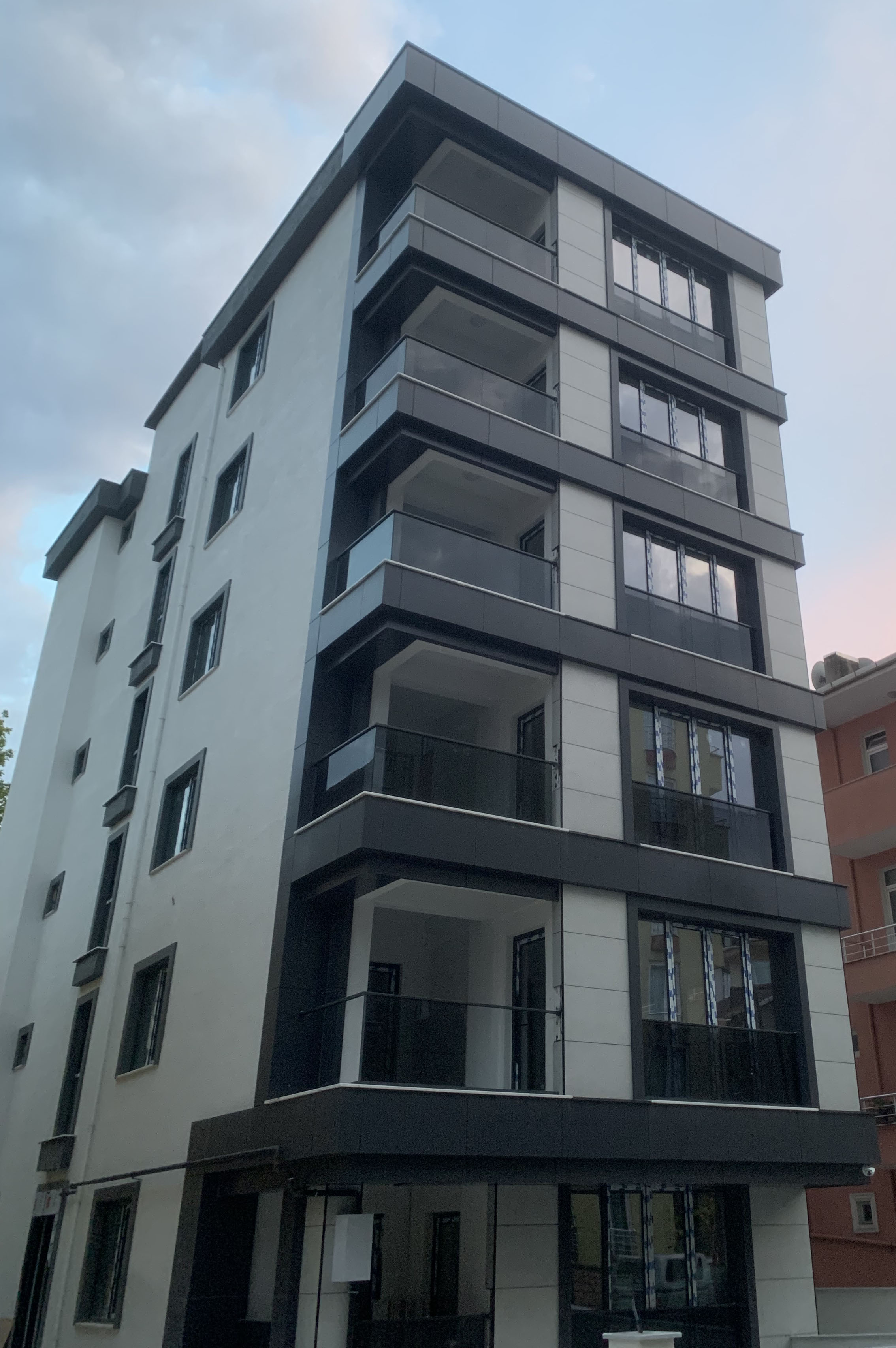 Dış Cephe Siyah Cam Balkon (Proje 4)