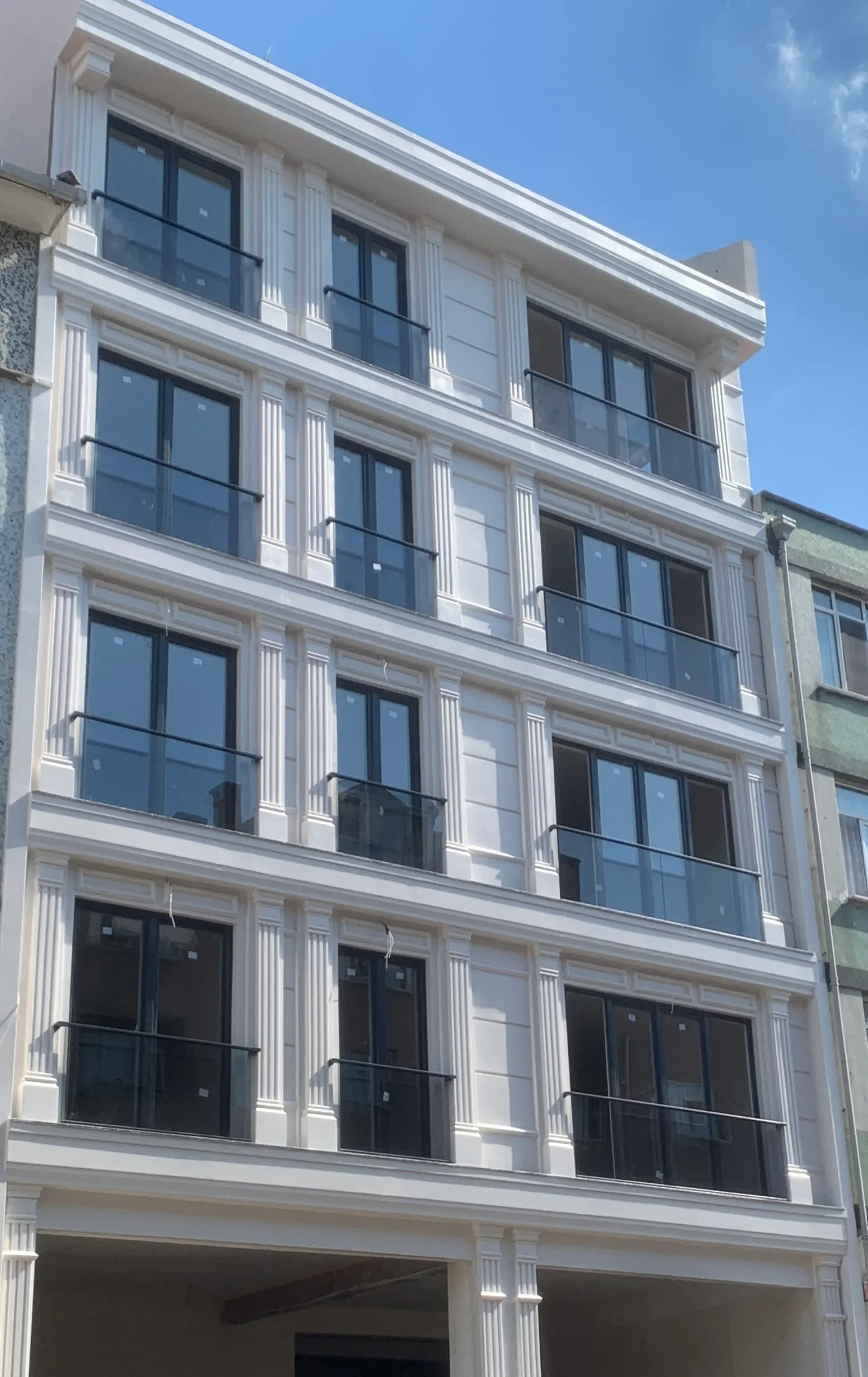 Siyah Profil Cam Balkon Detayı