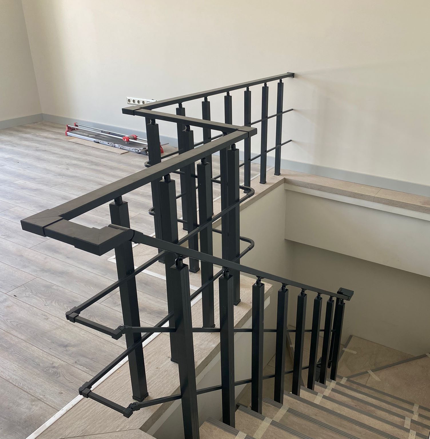 Koyu Renk Cam Korkuluk Sistemi